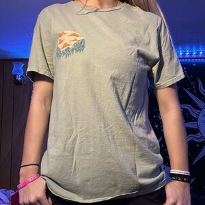 Sage green Yosemite T-shirt
never worn 
#SageGreen #Yosemite #GraphicTee